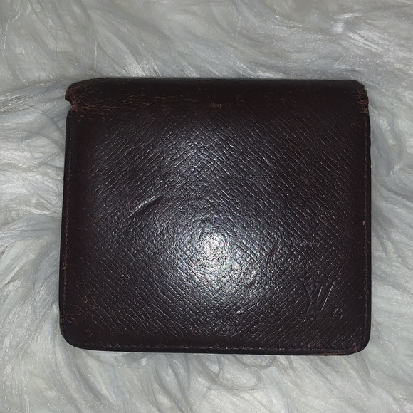 Authentic Louis Vuitton bifold taiga wallet - Picture 2 of 11